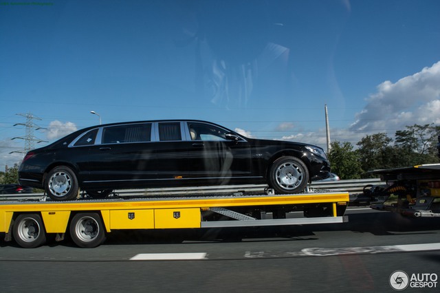 Bắt gặp xe bọc thép triệu đô Mercedes-Maybach S600 Pullman Guard được vận chuyển trên cao tốc - Ảnh 2.