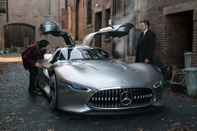 Siêu xe Mercedes-Benz AMG Vision Gran Turismo được phóng to để vừa với Người Dơi Ben Affleck - Ảnh 1.