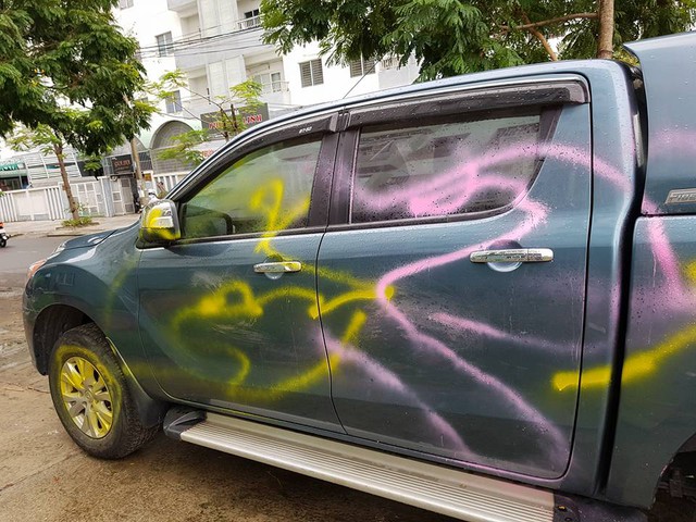 Đà Nẵng: Đỗ trên vỉa hè, ô tô bán tải Mazda BT-50 bị sơn chằng chịt quanh xe - Ảnh 2.
