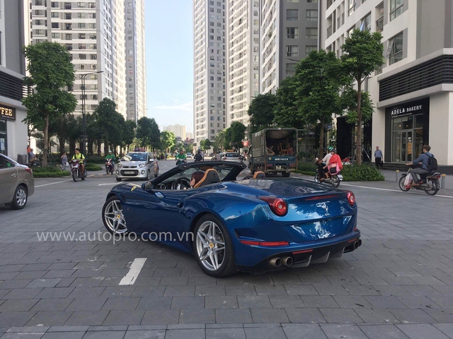 Hà Nội: Ferrari California T xanh nước biển bất ngờ tái xuất - Ảnh 2.