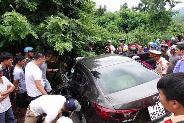 Hiện trường rùng mình của vụ tai nạn giữa Mazda3 và xe đầu kéo ở Quy Nhơn - Ảnh 1.