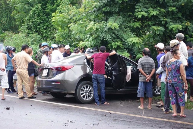 Hiện trường rùng mình của vụ tai nạn giữa Mazda3 và xe đầu kéo ở Quy Nhơn - Ảnh 2.