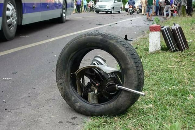 Hiện trường rùng mình của vụ tai nạn giữa Mazda3 và xe đầu kéo ở Quy Nhơn - Ảnh 3.