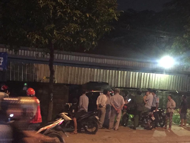 Sài Gòn: Toyota Fortuner mới ra biển đâm thủng tường vì tài xế đạp nhầm chân ga - Ảnh 1.
