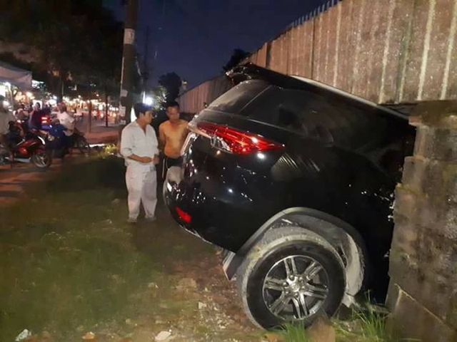 Sài Gòn: Toyota Fortuner mới ra biển đâm thủng tường vì tài xế đạp nhầm chân ga - Ảnh 2.