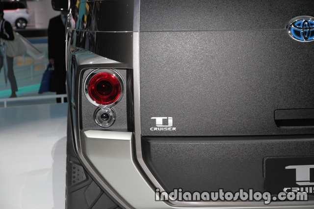 Cận cảnh xe SUV lai xe van chở hàng Toyota Tj Cruiser ngoài đời thực - Ảnh 3.