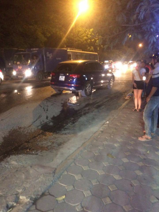 Hà Nội: Lao vào Audi Q5 và ngã ra đường, 2 người đi xe máy bị Ford Transit đâm trúng - Ảnh 2.
