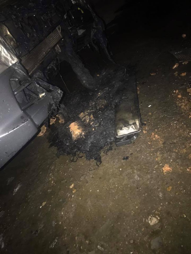 Quảng Ninh: Đỗ trên viên than tổ ong, Mazda CX-5 bị cháy gầm và đầu xe - Ảnh 2.