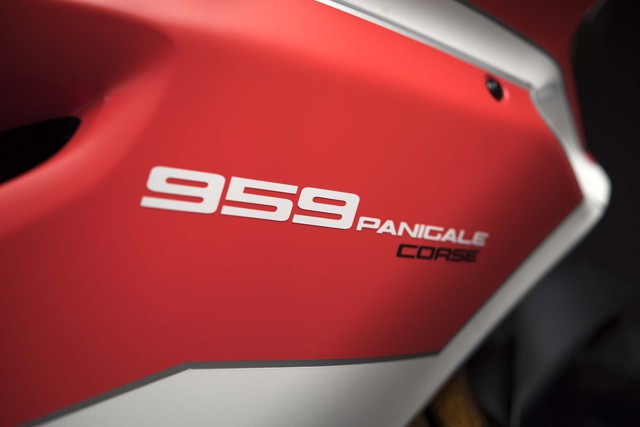 Ducati 959 Panigale Corse 2018: Nhẹ hơn và nhiều đồ chơi hàng hiệu hơn - Ảnh 3.
