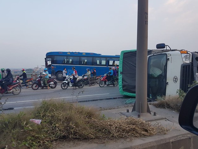 Xe khách nằm chênh vênh trên cầu Thanh Trì, suýt rơi xuống sông Hồng khiến hàng chục người hoảng loạn - Ảnh 1. Xe khách nằm chênh vênh trên cầu Thanh Trì, suýt rơi xuống sông Hồng khiến hàng chục người hoảng loạn - Ảnh 1.