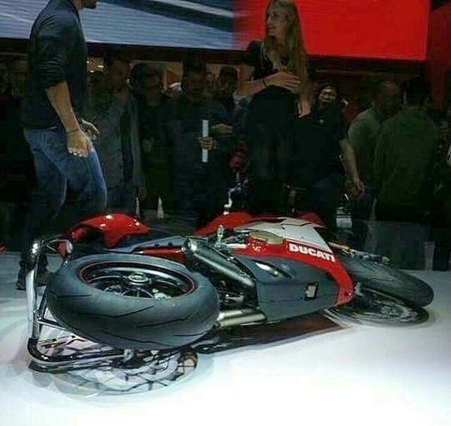 Siêu mô tô Ducati Panigale V4 dựng trên sân khấu EICMA 2017 bỗng dưng bị đổ - Ảnh 1.