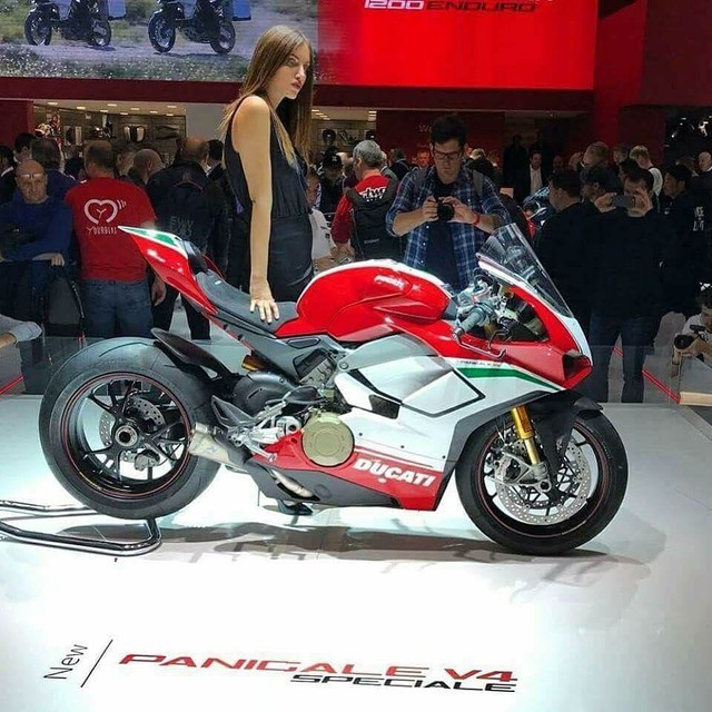 Siêu mô tô Ducati Panigale V4 dựng trên sân khấu EICMA 2017 bỗng dưng bị đổ - Ảnh 2.
