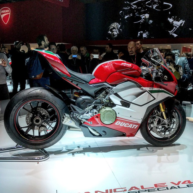 Siêu mô tô Ducati Panigale V4 dựng trên sân khấu EICMA 2017 bỗng dưng bị đổ - Ảnh 3.