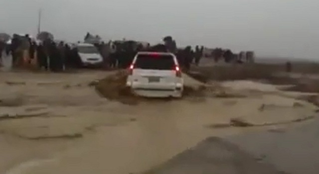 Toyota Land Cruiser Prado bị nước lũ chảy cuồn cuộn nhấn chìm - Ảnh 2.