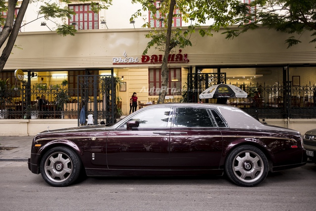 Nghệ nhân Rolls-Royce sẽ khóc thét khi nhìn thấy coachline của chiếc Phantom Rồng này - Ảnh 1.