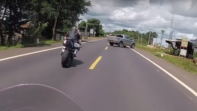 Cư dân mạng sôi sục với video nhiều biker Việt điều khiển xe phân khối lớn chạy trốn cảnh sát