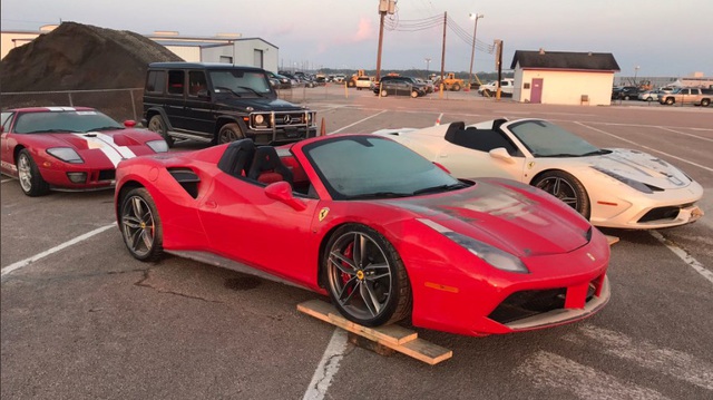 Sau video ngập nước do bão Harvey, cặp đôi siêu xe Ferrari mui trần tập kết tại trường đua Mỹ