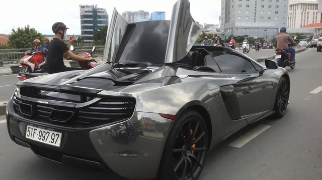 Xem Cường "Đô-la" đóng và mở mui siêu xe McLaren 650S Spider khi đang chạy