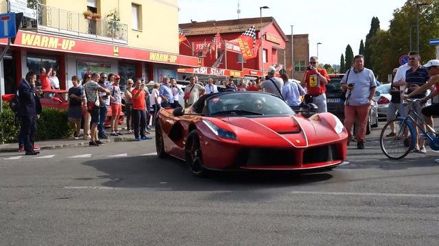 Hàng trăm du khách vây quanh hot girl cầm lái siêu xe Ferrari LaFerrari mui trần trị giá 45,5 tỷ Đồng