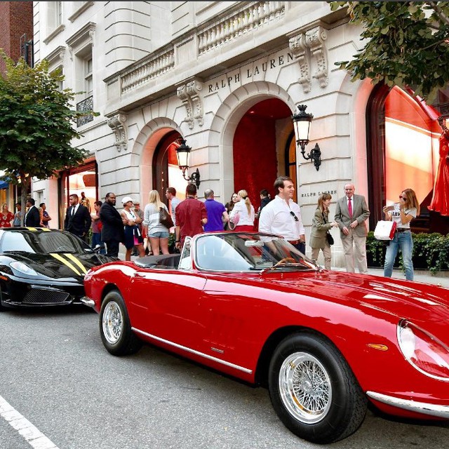 Ralph Lauren trưng bày bộ 3 siêu xe Ferrari hàng hiếm tại kinh đô thời trang của thế giới - Ảnh 2.