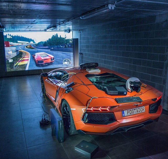 Chuyện ngược đời: Anh chàng độ xe Lamborghini thành máy chơi game đua xe thực tế ảo - Ảnh 1. Chuyện ngược đời: Anh chàng độ xe Lamborghini thành máy chơi game đua xe thực tế ảo - Ảnh 1.