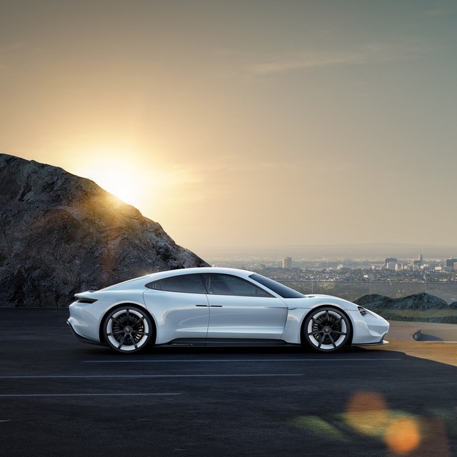 5 siêu xe điện đủ sức “đua” với Tesla Roadster - Ảnh 1.