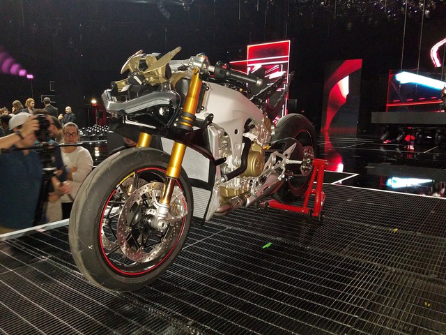 Ducati Panigale V4 - Siêu mô tô mạnh nhất lịch sử - Ảnh 7.