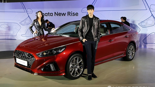Cận cảnh sedan cỡ trung Hyundai Sonata 2018 ngoài đời thực