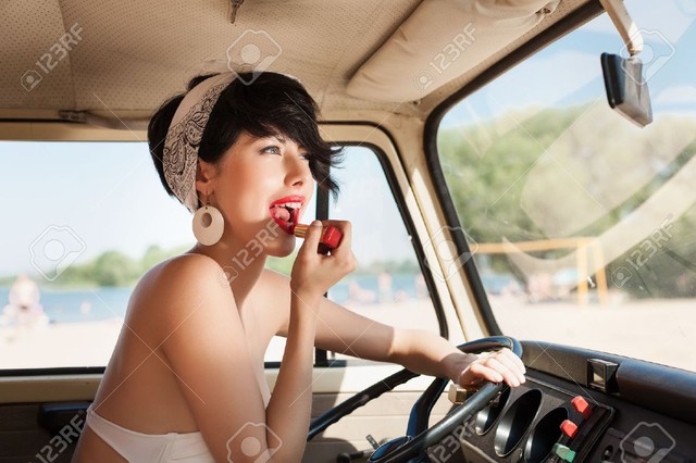 Mùa hè rực rỡ cùng cô nàng gợi cảm bên xe minivan - Ảnh 4.