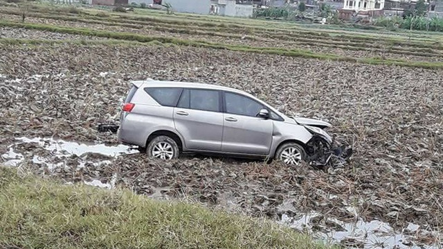 Bắc Ninh: Toyota Innova 2016 lao xuống ruộng, vỡ nát đầu xe
