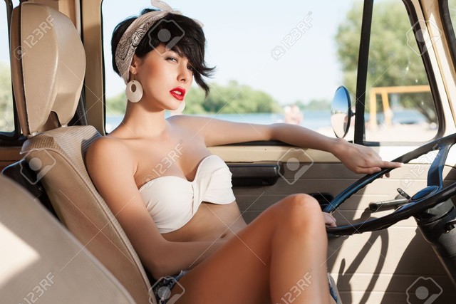 Mùa hè rực rỡ cùng cô nàng gợi cảm bên xe minivan - Ảnh 7.