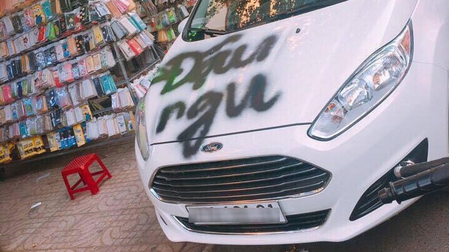 Đắk Lắk: Ford Fiesta bị xịt sơn lên nắp capô vì đỗ chắn cửa