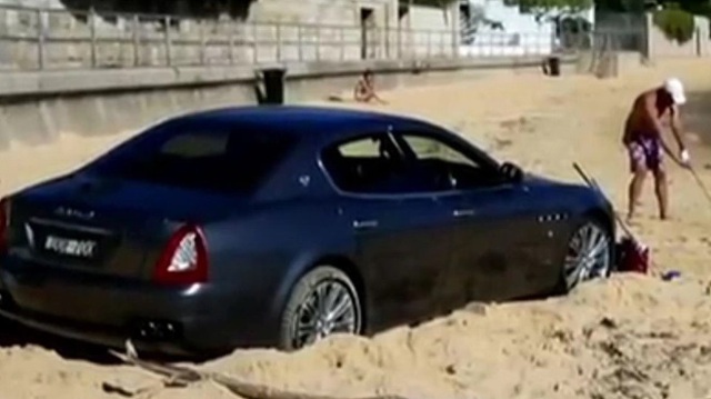 Người đàn ông lái xe sang Maserati Quattroporte ra bãi biển để... đánh golf