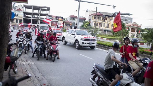 Giao thông Hà Nội náo loạn vì các cổ động viên từ Hải Phòng