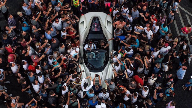 Hàng trăm người đứng xem tay lái thử Ferrari chuyên nghiệp "phá lốp" LaFerrari Aperta