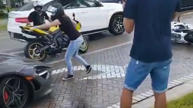 Video nữ biker chỉ mặt nữ tài xế lái siêu xe McLaren 720S gây tranh cãi trên mạng