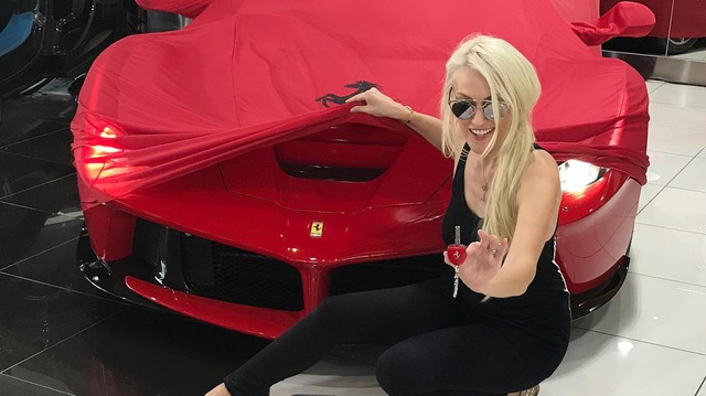 Cô nàng tóc vàng khiến bao người "phát hờn" khi được "đập hộp" Ferrari LaFerrari Aperta giá 7,3 triệu USD