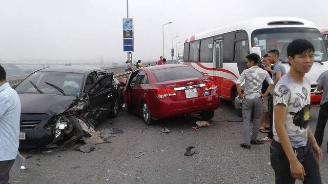 Chạy lấn làn trên cầu Thăng Long, Chevrolet Cruze đâm nát đầu, bung túi khí Toyota Corolla Altis