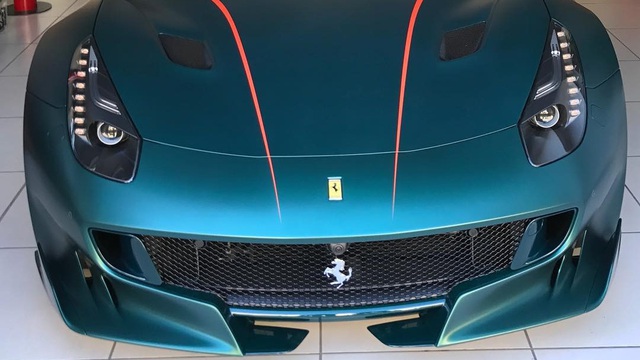 Siêu xe Ferrari F12tdf đặt riêng của "thánh cuồng màu xanh" lộ diện