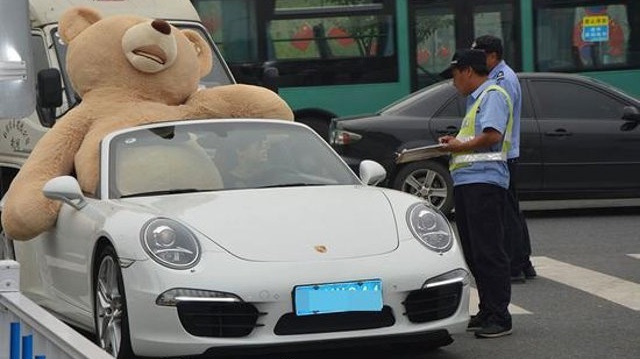 Thiếu gia lái Porsche 911 Targa, chở theo gấu bông cao 2,5 m đi tỏ tình với bạn gái và cái kết