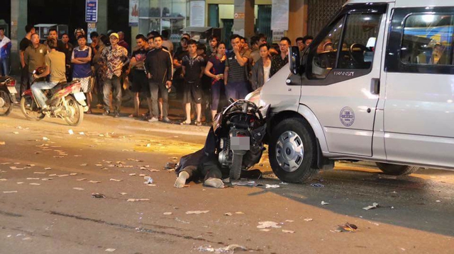 Hà Nội: Lao vào Audi Q5 và ngã ra đường, 2 người đi xe máy bị Ford Transit đâm trúng