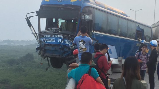 Xe khách nằm chênh vênh trên cầu Thanh Trì, suýt rơi xuống sông Hồng khiến hàng chục người hoảng loạn