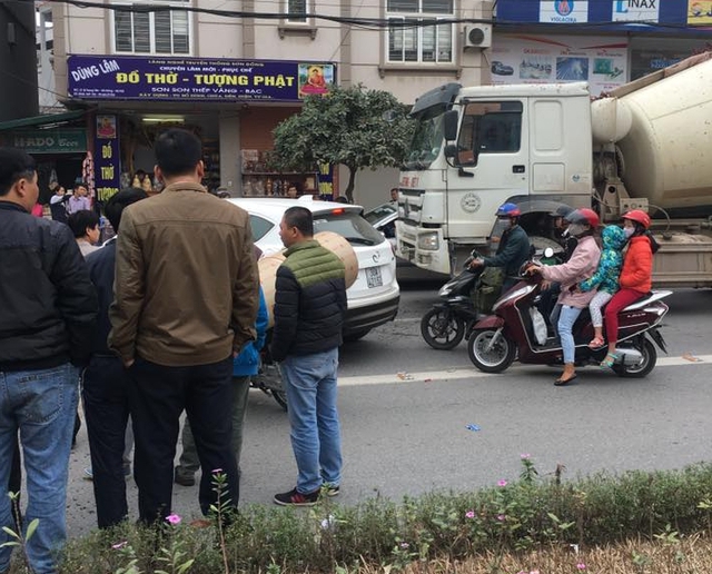 Hà Nội: Tai nạn liên hoàn trên phố, Audi A1 nát đầu - Ảnh 1. Hà Nội: Tai nạn liên hoàn trên phố, Audi A1 nát đầu - Ảnh 1.