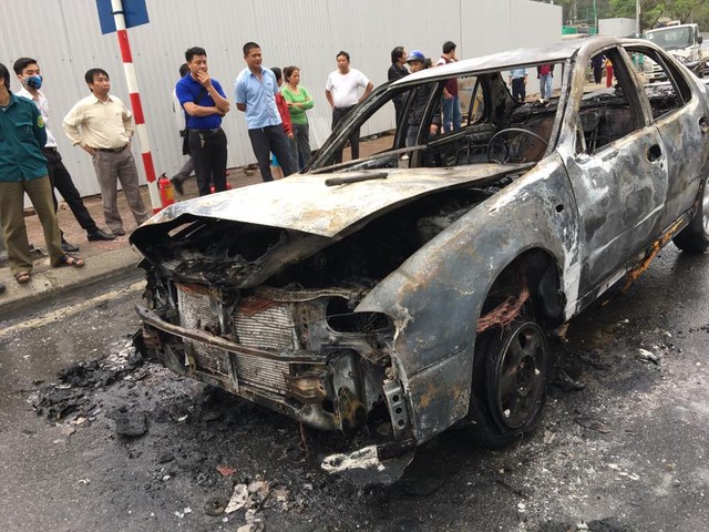Xe Nissan cũ bốc cháy tại Hà Nội - Ảnh 3.
