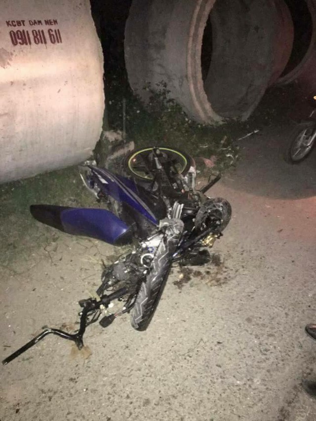 Yamaha Exciter đấu đầu Mazda CX-5, hai người tử vong - Ảnh 1. Yamaha Exciter đấu đầu Mazda CX-5, hai người tử vong - Ảnh 1.