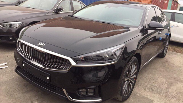 Sedan cao cấp Kia K7 2017 xuất hiện tại Việt Nam, giá khoảng 1,8 tỷ Đồng
