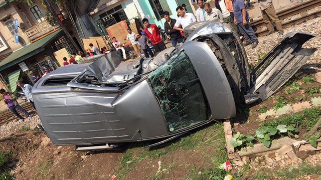 Bắc Giang: Tàu hoả đâm suýt gẫy xe Hyundai Starex