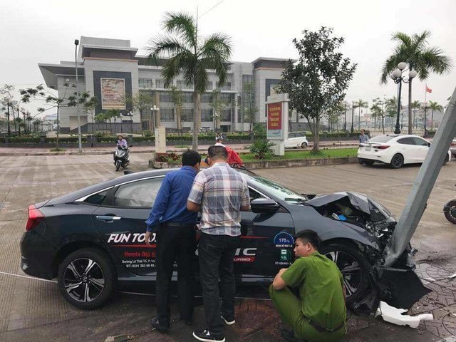 Xe chạy thử Honda Civic Turbo 2017 gặp tai nạn đáng tiếc - Ảnh 1.