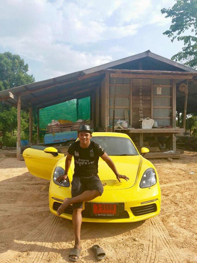Hoàng tử Muay Thái gây xôn xao khi đỗ chiếc Porsche 718 Cayman bên ngôi nhà tồi tàn - Ảnh 4.