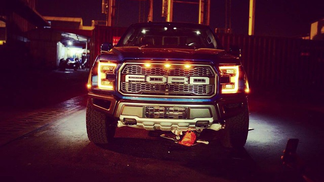 "Khui công" xe bán tải "khủng long" Ford F-150 Raptor 2017 tại Việt Nam